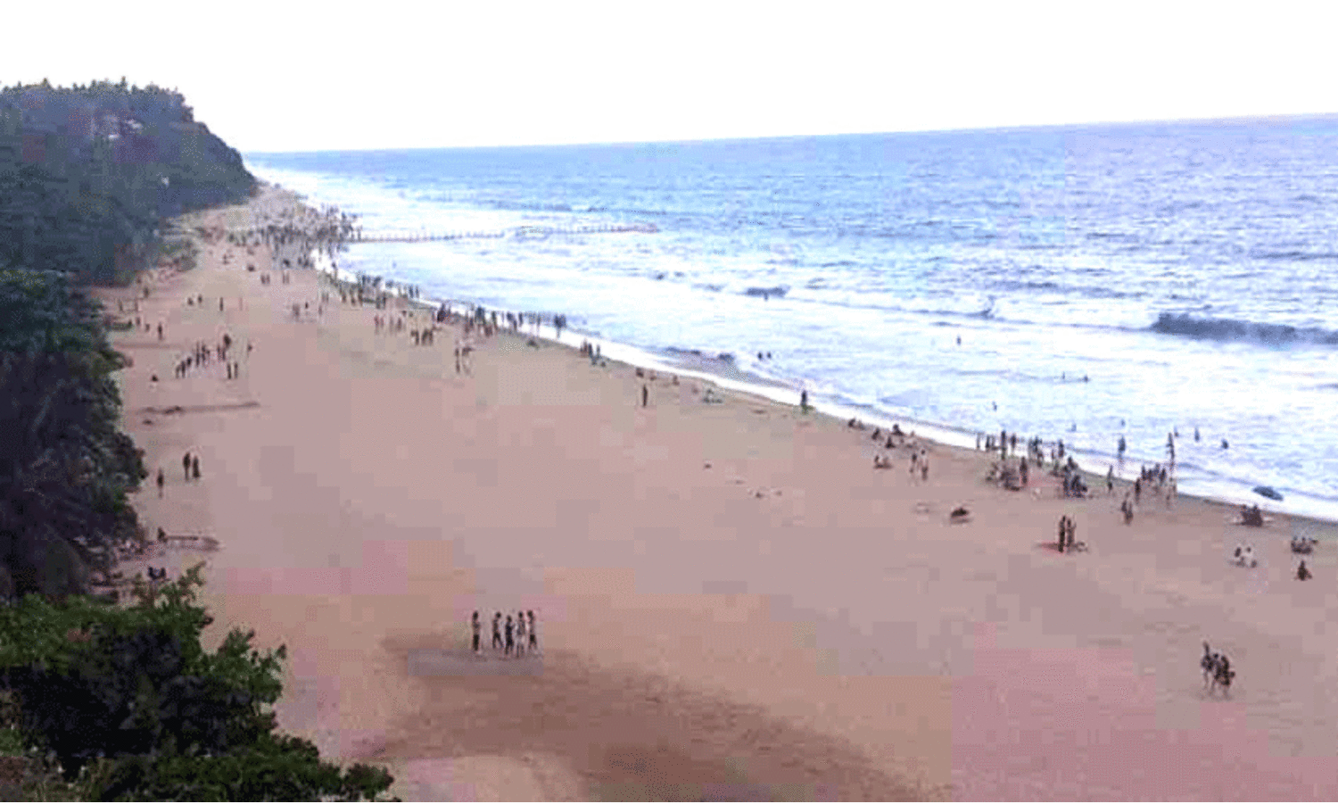 സഞ്ചാരികൾ ഒഴുകുന്നു; പാപനാശത്ത്​​ സുരക്ഷ സംവിധാനമില്ല