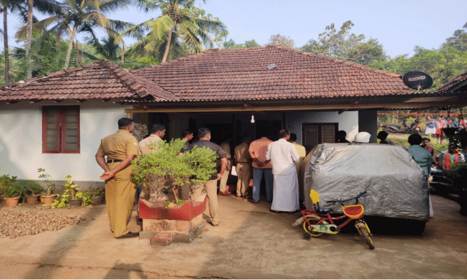 പട്ടാപ്പകൽ വീട് കുത്തിത്തുറന്ന് 23 പവൻ സ്വർണം കവർന്നു