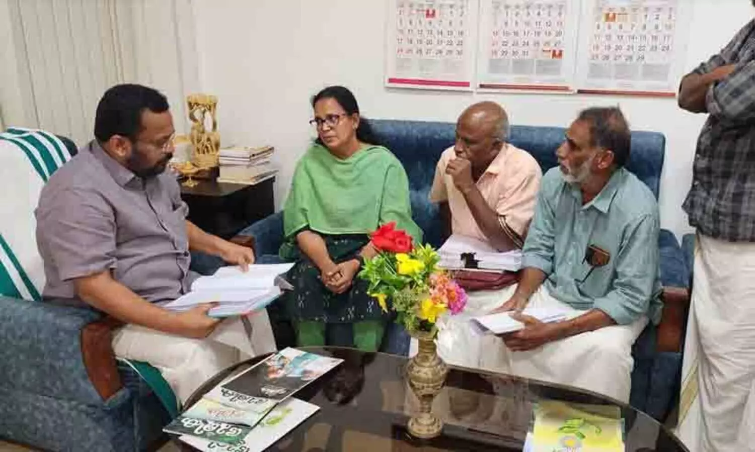 അട്ടപ്പാടി ആദിവാസി ഭൂമി കൈയേറ്റം തടയാൻ സർക്കാർ ഇടപെടണം; റവന്യൂ മന്ത്രിക്കും ചീഫ് സെക്രട്ടറിക്കും നിവേദനം