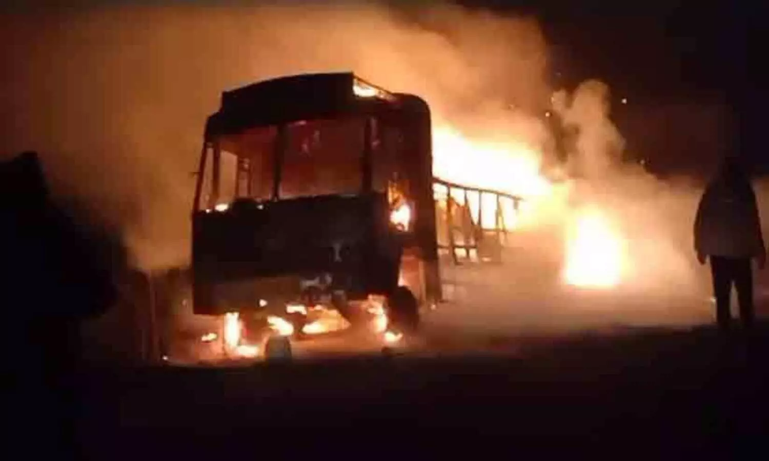 അയോധ്യ രാമക്ഷേത്ര പ്രതിഷ്ഠക്ക് വെടിമരുന്നുമായി പോയ ട്രക്ക് കത്തിനശിച്ചു