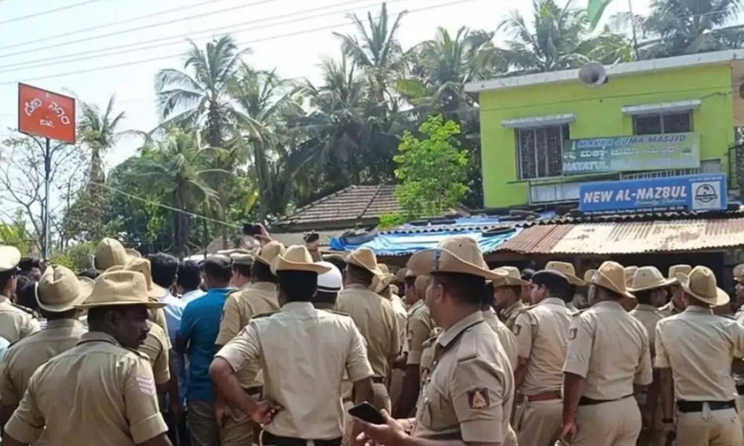മക്ക മസ്ജിദിന് സമീപം ‘ദേവി നഗർ’ ബോർഡും കാവിക്കൊടിയും; ബി.ജെ.പി എം.പിയുടെ വിദ്വേഷ പ്രസ്താവനക്ക് പിറകെ സംഘ്പരിവാർ രംഗത്ത്