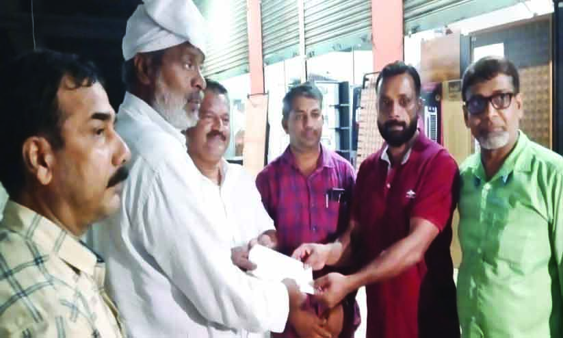 മു​ണ്ടേ​രി വാ​ട്സാ​പ്പ് പ്ര​വാ​സി കൂ​ട്ടാ​യ്മ കെ​ട്ടി​ട നി​ർ​മാ​ണ ഫ​ണ്ട്‌ കൈ​മാ​റി