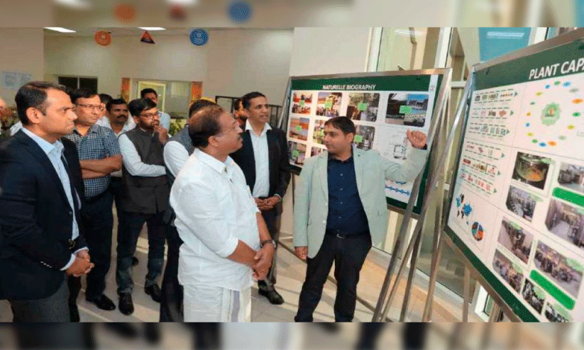 റാസല്ഖൈമയിലെത്തിയ കേന്ദ്ര വിദേശകാര്യ സഹമന്ത്രി വി. മുരളീധരന് ജസീറ അല് ഹംറയിലെ ഡാബര് നിര്മാണശാല സന്ദർശിക്കുന്നു റാസല്ഖൈമയിലെത്തിയ കേന്ദ്ര വിദേശകാര്യ സഹമന്ത്രി വി. മുരളീധരന് ജസീറ അല് ഹംറയിലെ ഡാബര് നിര്മാണശാല സന്ദർശിക്കുന്നു