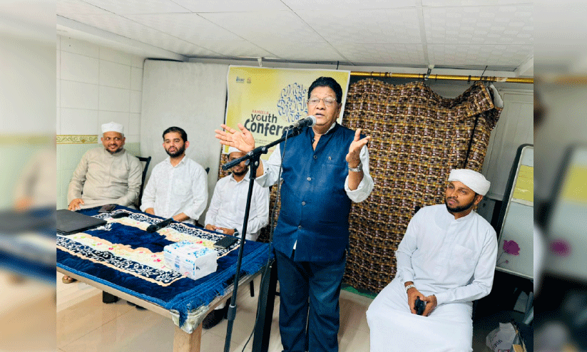 ആ​ർ.​എ​സ്.​സി ഉ​മ്മു​ൽ ഖു​വൈ​ൻ യൂ​ത്ത് കോ​ൺ​ഫ​റ​ൻ​ഷ്യ ക​വി മു​ര​ളി മം​ഗ​ല​ത്ത് ഉ​ദ്​​ഘാ​ട​നം ചെ​യ്യു​ന്നു