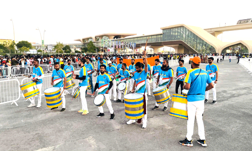ഗാലറിയിലും പുറത്തും ആവേശം നയിച്ച് ‘മഞ്ഞപ്പട’ ഗാലറിയിലും പുറത്തും ആവേശം നയിച്ച് ‘മഞ്ഞപ്പട’