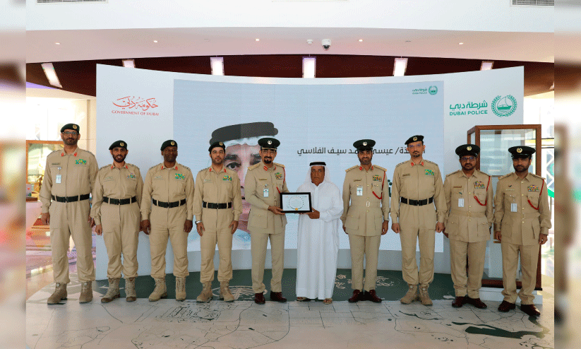 എ​ട്ടു​ മ​ത്സ്യ​ത്തൊ​ഴി​ലാ​ളി​ക​ളെ ര​ക്ഷി​ച്ച ഇ​മാ​റാ​ത്തി പൗ​ര​ൻ ഈ​സ മു​ഹ​മ്മ​ദ്​ അ​ൽ ഫ​ലാ​സി​ക്ക്​  ദു​ബൈ പൊ​ലീ​സി​ന്‍റെ ഉ​പ​ഹാ​രം കൈ​മാ​റു​ന്നു