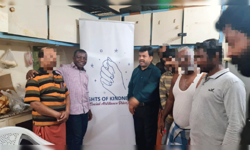 ലൈ​റ്റ്സ് ഓ​ഫ് കൈ​ൻ​ഡ്നെ​സ് തൊ​ഴി​ലാ​ളി​ക​ൾ​ക്ക്  ഭ​ക്ഷ​ണം വി​ത​ര​ണം ചെ​യ്യു​ന്നു