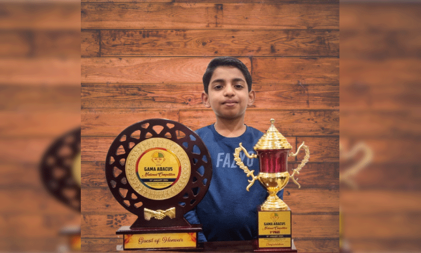 എഡ്വിൻ ജോർജ് ട്രോഫിയുമായി എഡ്വിൻ ജോർജ് ട്രോഫിയുമായി