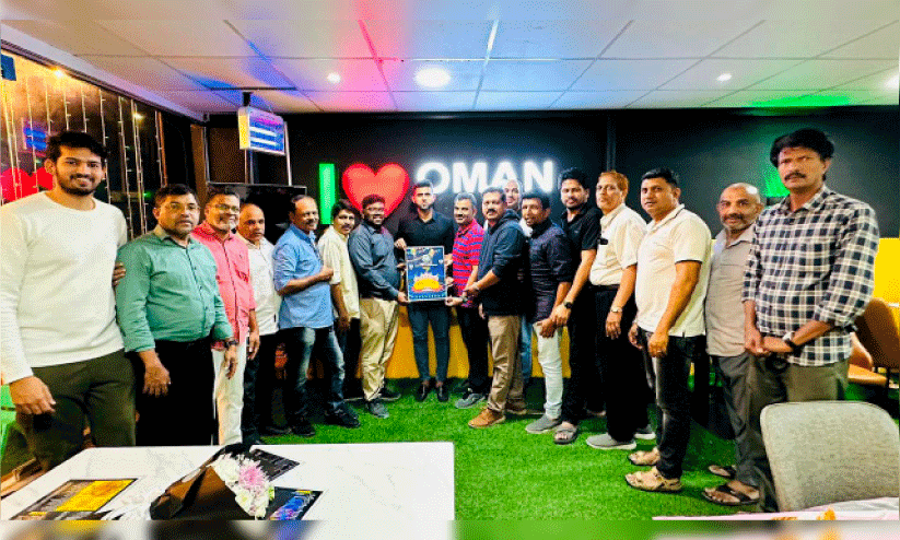 തൃ​ക്ക​രി​പ്പൂ​ർ ഫെ​സ്റ്റ്‌​ സീ​സ​ൺ -3ന്‍റെ  ലോ​ഗോ മു​ൻ ഇ​ന്ത്യ​ൻ ഫു​ട്‌​ബാ​ൾ താ​രം മു​ഹ​മ്മ​ദ്‌ റാ​ഫി പ്ര​കാ​ശ​നം ചെ​യ്യു​ന്നു