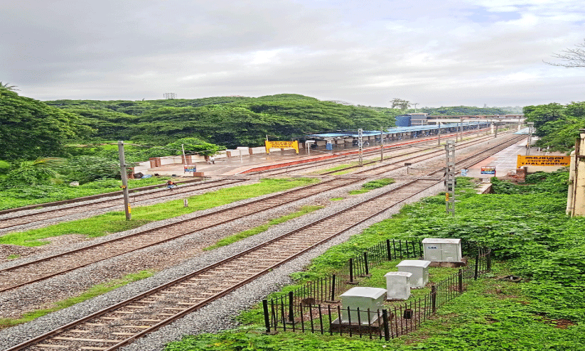 റെയിൽവേ സ്റ്റേഷൻ കൈയടക്കി സാമൂഹിക വിരുദ്ധർ റെയിൽവേ സ്റ്റേഷൻ കൈയടക്കി സാമൂഹിക വിരുദ്ധർ