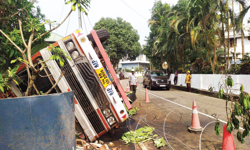 വാഹനങ്ങളുടെ വേഗത നിയന്ത്രിക്കണം; ചോരപ്പാട് മായാതെ ആളൂര്-മാള റോഡ് വാഹനങ്ങളുടെ വേഗത നിയന്ത്രിക്കണം; ചോരപ്പാട് മായാതെ ആളൂര്-മാള റോഡ്