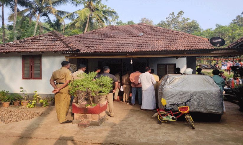 പട്ടാപ്പകൽ വീട് കുത്തിത്തുറന്ന് 23 പവൻ സ്വർണം കവർന്നു പട്ടാപ്പകൽ വീട് കുത്തിത്തുറന്ന് 23 പവൻ സ്വർണം കവർന്നു