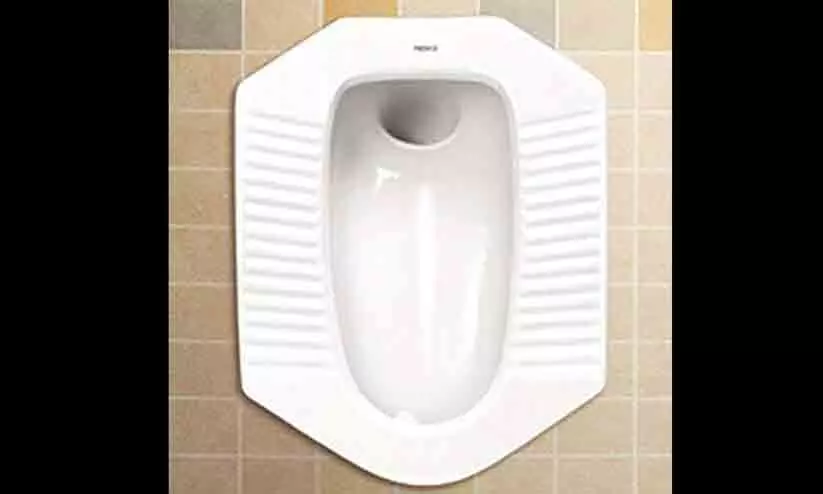 ആശുപത്രിയിലെ ക്ലോസറ്റിൽ യുവതിയുടെ കാലു കുടുങ്ങി; ഫയർഫോഴ്സ് എത്തി രക്ഷിച്ചു ആശുപത്രിയിലെ ക്ലോസറ്റിൽ യുവതിയുടെ കാലു കുടുങ്ങി; ഫയർഫോഴ്സ് എത്തി രക്ഷിച്ചു