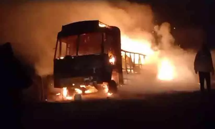 അയോധ്യ രാമക്ഷേത്ര പ്രതിഷ്ഠക്ക് വെടിമരുന്നുമായി പോയ ട്രക്ക് കത്തിനശിച്ചു അയോധ്യ രാമക്ഷേത്ര പ്രതിഷ്ഠക്ക് വെടിമരുന്നുമായി പോയ ട്രക്ക് കത്തിനശിച്ചു