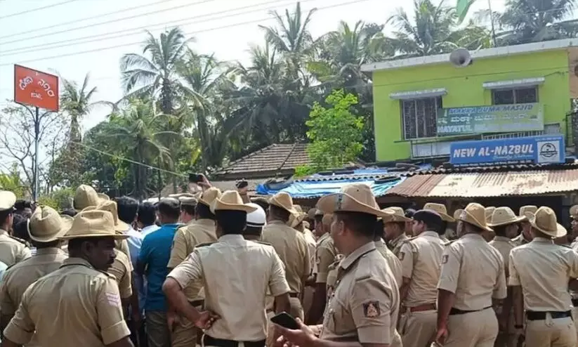 മക്ക മസ്ജിദിന് സമീപം ‘ദേവി നഗർ’ ബോർഡും കാവിക്കൊടിയും; ബി.ജെ.പി എം.പിയുടെ വിദ്വേഷ പ്രസ്താവനക്ക് പിറകെ സംഘ്പരിവാർ രംഗത്ത് മക്ക മസ്ജിദിന് സമീപം ‘ദേവി നഗർ’ ബോർഡും കാവിക്കൊടിയും; ബി.ജെ.പി എം.പിയുടെ വിദ്വേഷ പ്രസ്താവനക്ക് പിറകെ സംഘ്പരിവാർ രംഗത്ത്