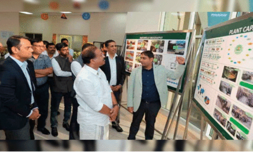 റാ​സ​ല്‍ഖൈ​മ​യി​ലെ​ത്തി​യ കേ​ന്ദ്ര വി​ദേ​ശ​കാ​ര്യ സ​ഹ​മ​ന്ത്രി വി. ​മു​ര​ളീ​ധ​ര​ന്‍ ജ​സീ​റ അ​ല്‍ ഹം​റ​യി​ലെ ഡാ​ബ​ര്‍ നി​ര്‍മാ​ണ​ശാ​ല സ​ന്ദ​ർ​ശി​ക്കു​ന്നു