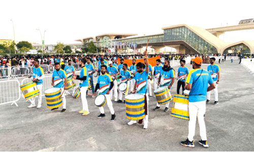 ഗാ​ല​റി​യി​ലും പു​റ​ത്തും ആ​വേ​ശം ന​യി​ച്ച്​ ‘മ​ഞ്ഞ​പ്പ​ട’