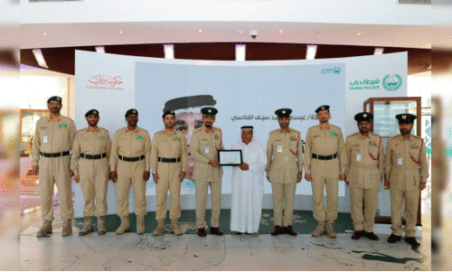 എ​ട്ടു​ മ​ത്സ്യ​ത്തൊ​ഴി​ലാ​ളി​ക​ളെ ര​ക്ഷി​ച്ച ഇ​മാ​റാ​ത്തി പൗ​ര​ൻ ഈ​സ മു​ഹ​മ്മ​ദ്​ അ​ൽ ഫ​ലാ​സി​ക്ക്​  ദു​ബൈ പൊ​ലീ​സി​ന്‍റെ ഉ​പ​ഹാ​രം കൈ​മാ​റു​ന്നു