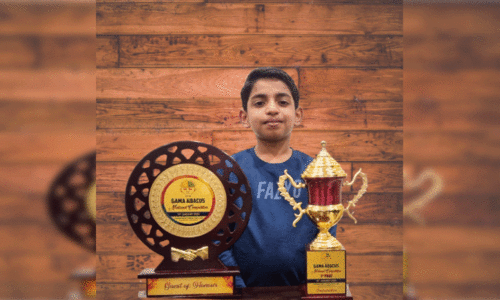 എ​ഡ്‍വി​ൻ ജോ​ർ​ജ് ​ട്രോ​ഫി​യു​മാ​യി