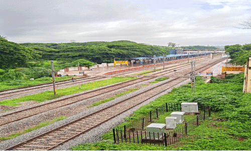 റെയിൽവേ സ്റ്റേഷൻ കൈയടക്കി സാമൂഹിക വിരുദ്ധർ