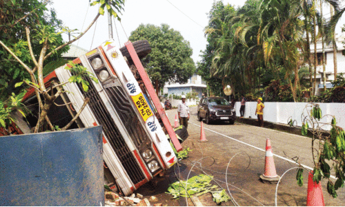 വാ​ഹ​ന​ങ്ങ​ളു​ടെ വേ​ഗ​ത നി​യ​ന്ത്രിക്കണം; ചോ​ര​പ്പാ​ട് മാ​യാ​തെ ആ​ളൂ​ര്‍-​മാ​ള റോ​ഡ്