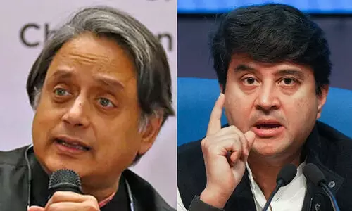 വിമാനം വൈകുന്നത് സർക്കാർ നിർമിത ദുരന്തമെന്ന് തരൂർ; തരൂർ വരേണ്യ വിമർശകനെന്ന് സിന്ധ്യ വിമാനം വൈകുന്നത് സർക്കാർ നിർമിത ദുരന്തമെന്ന് തരൂർ; തരൂർ വരേണ്യ വിമർശകനെന്ന് സിന്ധ്യ