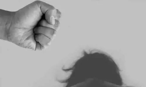 വിദ്യാർഥി ആക്രമിച്ചെന്ന്​ അധ്യാപകൻ; ഭീഷണിപ്പെടുത്തിയെന്ന്​ വിദ്യാർഥികൾ