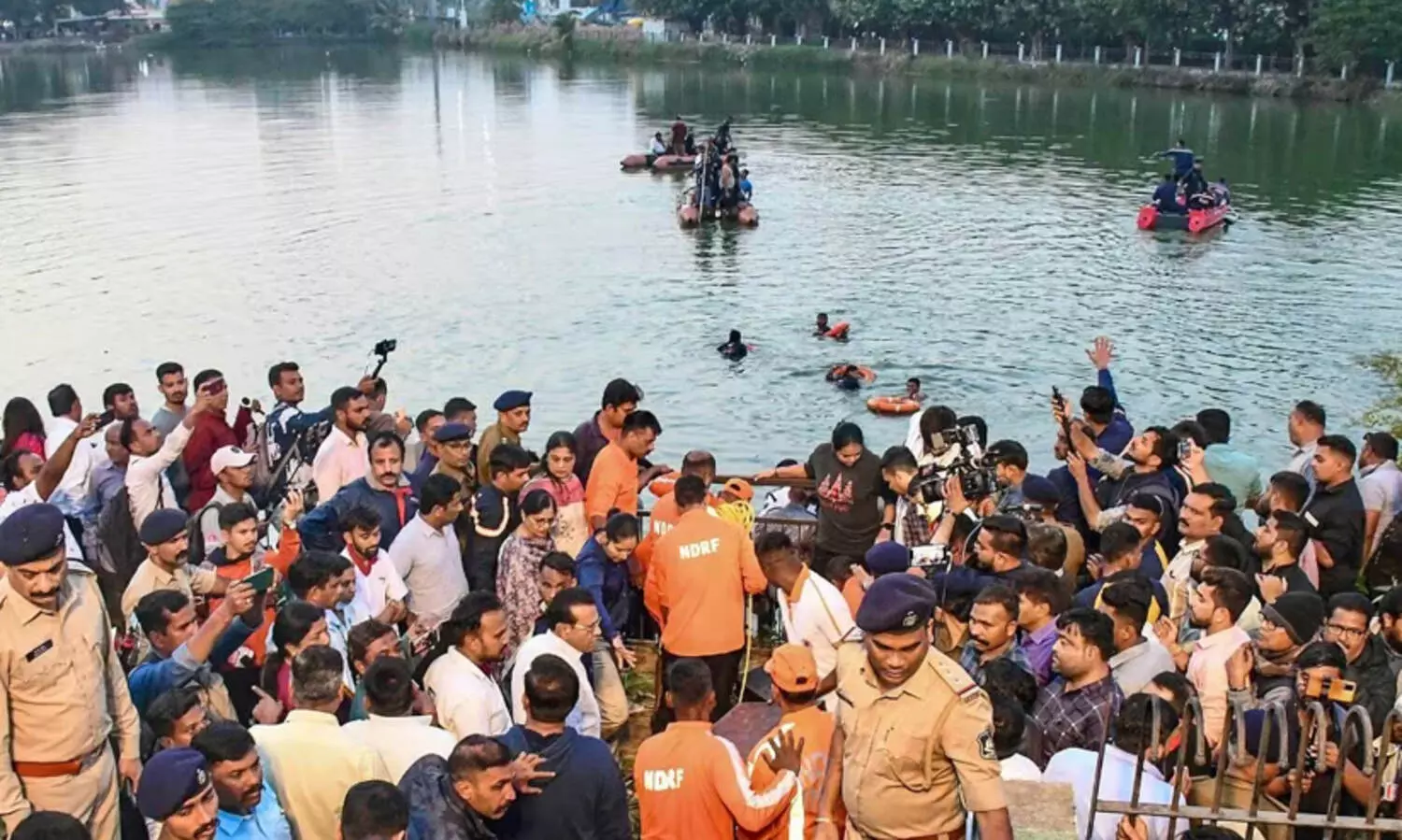 ഗുജറാത്തിൽ ബോട്ട് മറിഞ്ഞ് 14 വിദ്യാർഥികളും രണ്ടു അധ്യാപകരും മരിച്ചു
