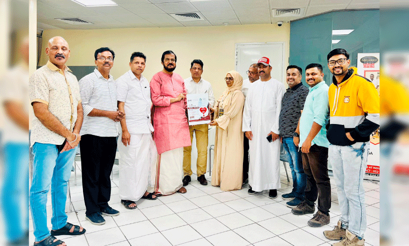 ഇ​ന്ദി​ര ഗാ​ന്ധി വീ​ക്ഷ​ണം ഫോ​റം ഷാ​ർ​ജ സം​ഘ​ടി​പ്പി​ക്കു​ന്ന ര​ക്ത​ദാ​ന ക്യാ​മ്പി​ന്‍റെ ബ്രോ​ഷ​ർ  പ്ര​കാ​ശ​നം ചെ​യ്യു​ന്നു