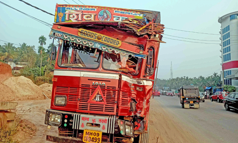 കെ.എസ്.ആർ.ടി.സി ബസിന് പിറകിൽ ലോറിയിടിച്ച് നാലുപേർക്ക് പരിക്ക്