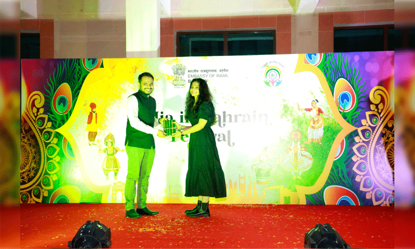 കാ​ശ് വി. ​സു​ബി​ൻ ജ​ഗ​ദീ​ഷ് എ​ഴു​തി​യ ക​വി​ത സ​മാ​ഹാ​രം ഇ​ന്ത്യ​ൻ എം​ബ​സി സെ​ക്ക​ൻ​ഡ്  സെ​ക്ര​ട്ട​റി ഇ​ഹ്ജാ​സ് അ​സ്‍ലം പ്ര​കാ​ശ​നം ചെ​യ്യു​ന്നു