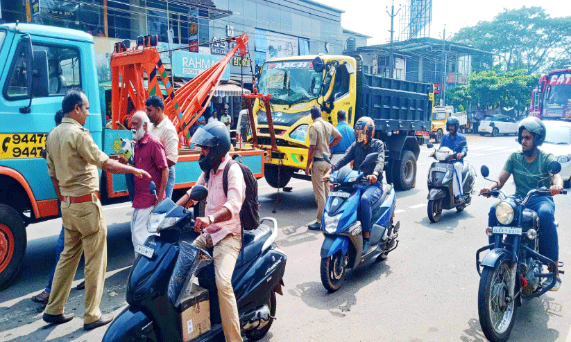 പുന്നാട് അപകടം തുടർക്കഥ; ടിപ്പർ ലോറികൾ കൂട്ടിയിടിച്ച് ഡ്രൈവർക്ക് പരിക്ക് പുന്നാട് അപകടം തുടർക്കഥ; ടിപ്പർ ലോറികൾ കൂട്ടിയിടിച്ച് ഡ്രൈവർക്ക് പരിക്ക്