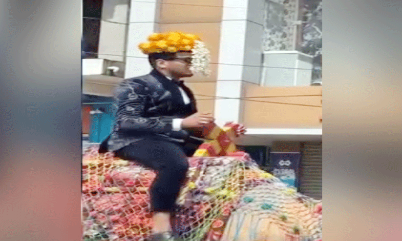 ഒട്ടകപ്പുറത്തേറിയ ആഘോഷം; കൈവിട്ടകളിക്ക് കേസ് ഒട്ടകപ്പുറത്തേറിയ ആഘോഷം; കൈവിട്ടകളിക്ക് കേസ്