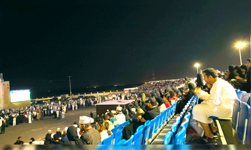 ഏ​ഷ്യ​ൻ ക​പ്പി​ലെ ഒ​മാ​ൻ-​സൗ​ദി മ​ത്സ​രം കാ​ണാ​നാ​യി സു​ഹാ​ർ ഫെ​സ്റ്റ് ഗ്രൗ​ണ്ടി​ൽ  ത​ടി​ച്ചുകൂ​ടി​യ ആ​ളു​ക​ൾ