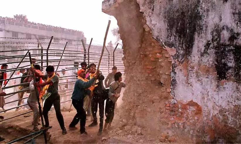 ഹിന്ദുത്വവാദികൾ ബാബരി മസ്​ജിദ്​ തകർക്കുന്നു