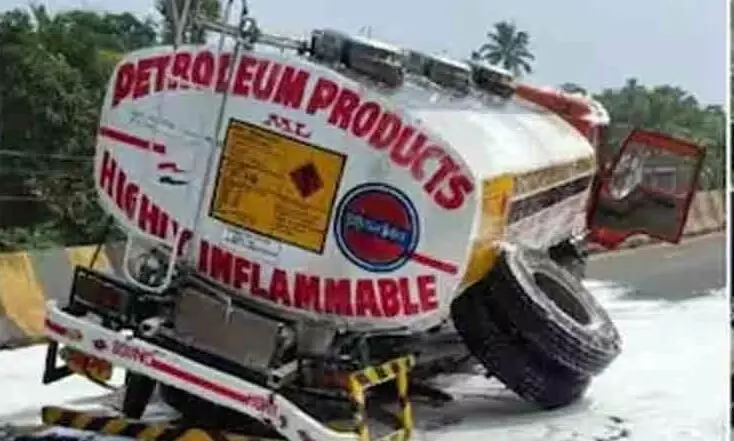 Gas leaked from the tanker lorry in the accident Gas leaked from the tanker lorry in the accident