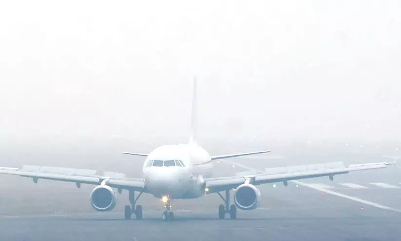 വിമാനത്തിന്റെ ടയർ പൊട്ടി; യാത്രക്കാർ സുരക്ഷിതർ വിമാനത്തിന്റെ ടയർ പൊട്ടി; യാത്രക്കാർ സുരക്ഷിതർ