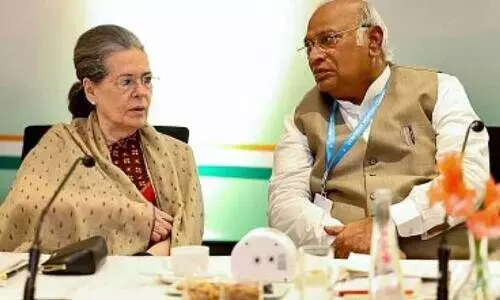 സോ​​ണി​​യ ഗാ​​ന്ധി   മ​​ല്ലി​​കാ​​ർ​​ജു​​ൻ ഖാ​​ർ​​ഗെ