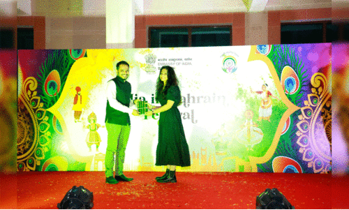 കാ​ശ് വി. ​സു​ബി​ൻ ജ​ഗ​ദീ​ഷ് എ​ഴു​തി​യ ക​വി​ത സ​മാ​ഹാ​രം ഇ​ന്ത്യ​ൻ എം​ബ​സി സെ​ക്ക​ൻ​ഡ്  സെ​ക്ര​ട്ട​റി ഇ​ഹ്ജാ​സ് അ​സ്‍ലം പ്ര​കാ​ശ​നം ചെ​യ്യു​ന്നു