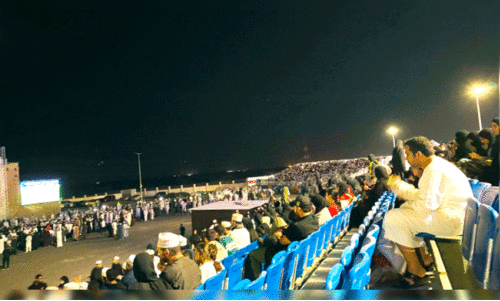 ഏ​ഷ്യ​ൻ ക​പ്പി​ലെ ഒ​മാ​ൻ-​സൗ​ദി മ​ത്സ​രം കാ​ണാ​നാ​യി സു​ഹാ​ർ ഫെ​സ്റ്റ് ഗ്രൗ​ണ്ടി​ൽ  ത​ടി​ച്ചുകൂ​ടി​യ ആ​ളു​ക​ൾ