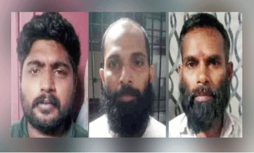 വീട്ടുവളപ്പിൽനിന്ന് മുറിച്ച ചന്ദനത്തടി കടത്തുന്നതിനിടെ മൂന്നുപേർ പിടിയിൽ