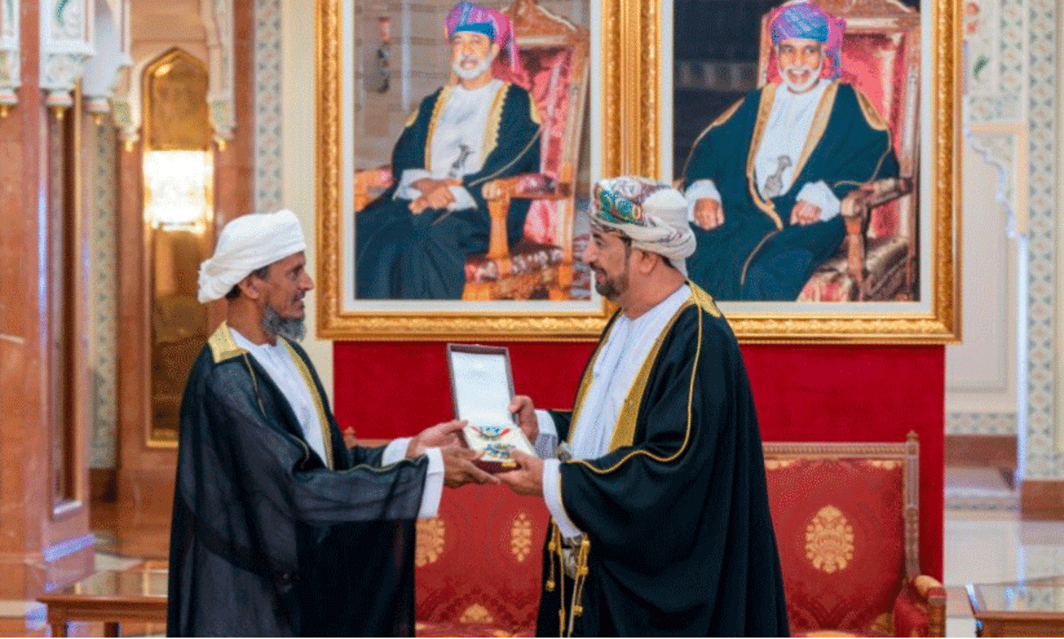 ദി​വാ​ൻ ഓ​ഫ് റോ​യ​ൽ കോ​ർ​ട്ട് മ​ന്ത്രി സ​യ്യി​ദ് ഖാ​ലി​ദ് ബി​ൻ ഹി​ലാ​ൽ അ​ൽ ബു​സൈ​ദി​യി​ൽ​നി​ന്ന് സ​ഈ​ദ് ബി​ൻ ഹം​ദാ​ൻ മെ​ഡ​ൽ ഏ​റ്റു​വാ​ങ്ങു​ന്നു