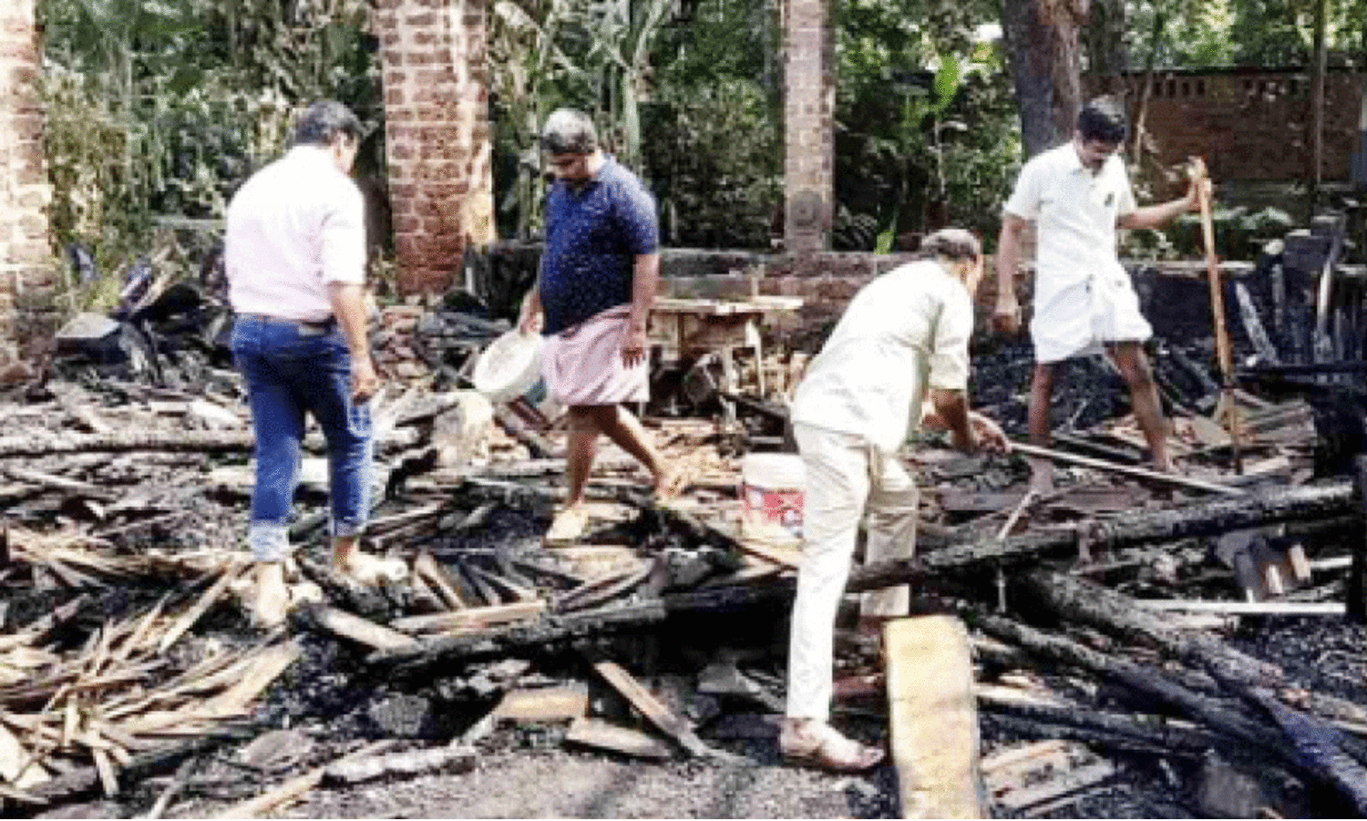 അ​വി​ണി​ശ്ശേ​രിയിൽ ഫ​ർ​ണി​ച്ച​ർ നി​ർ​മാ​ണ​ശാ​ല ക​ത്തി​ന​ശി​ച്ച നി​ല​യി​ൽ