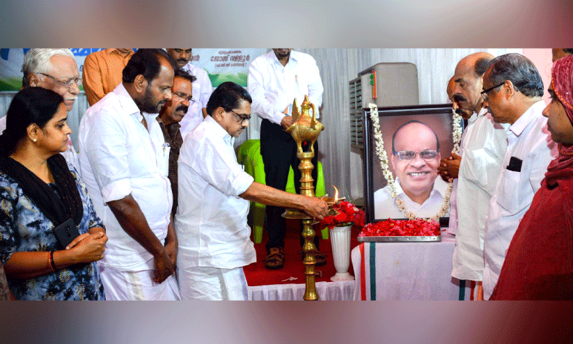 വി. ​ബ​ല​റാം അ​നു​സ്മ​ര​ണ ച​ട​ങ്ങ് വി.​എം. സു​ധീ​ര​ൻ ഉ​ദ്ഘാ​ട​നം ചെ​യ്യു​ന്നു