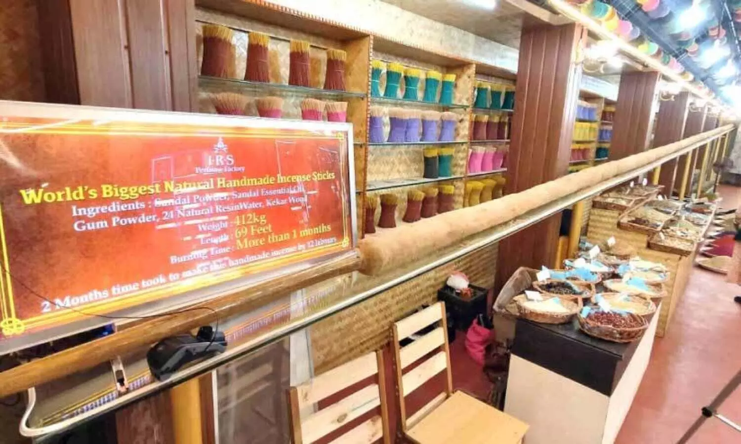 കൂ​റ്റ​ൻ ച​ന്ദ​ന​ത്തി​രി