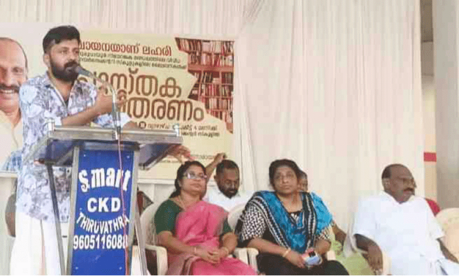 സ്കൂൾ ലൈ​ബ്ര​റി​ക​ൾ​ക്ക് പു​സ്ത​ക​ങ്ങ​ൾ ന​ൽ​കി