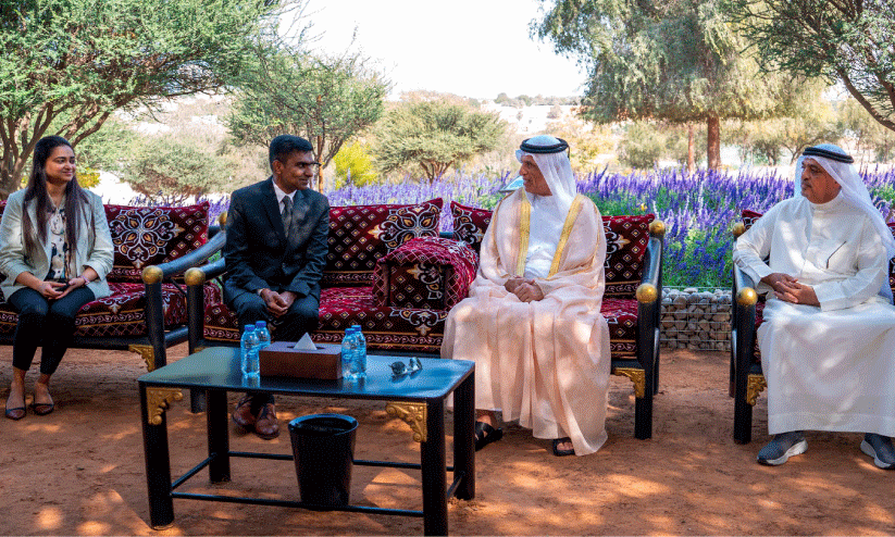 ദുബൈ ഇന്ത്യൻ കോൺസൽ ജനറൽ സതീഷ് കുമാർ ശൈഖ് സഊദ് ബിൻ സഖർ അൽ ഖാസിമിയുമായി ചർച്ച നടത്തുന്നു ദുബൈ ഇന്ത്യൻ കോൺസൽ ജനറൽ സതീഷ് കുമാർ ശൈഖ് സഊദ് ബിൻ സഖർ അൽ ഖാസിമിയുമായി ചർച്ച നടത്തുന്നു