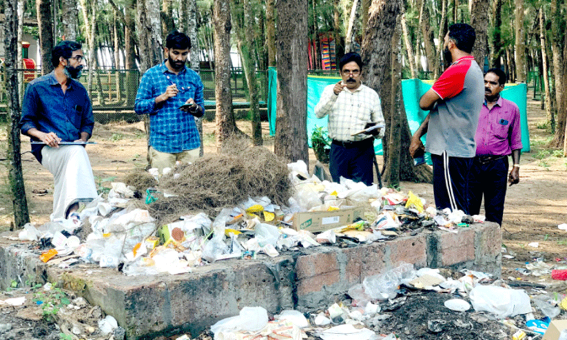 ചൂട്ടാട് ബീച്ചിൽ മാലിന്യം അലക്ഷ്യമായി കൈകാര്യം ചെയ്തത് ജില്ല എൻഫോഴ്സ്മെന്റ് സ്ക്വാഡ് പരിശോധിക്കുന്നു ചൂട്ടാട് ബീച്ചിൽ മാലിന്യം അലക്ഷ്യമായി കൈകാര്യം ചെയ്തത് ജില്ല എൻഫോഴ്സ്മെന്റ് സ്ക്വാഡ് പരിശോധിക്കുന്നു