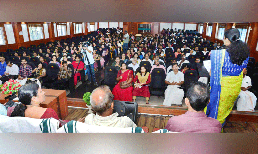 എ​സ്.​എ​സ്.​എ​ല്‍.​സി, പ്ല​സ്ടു; പരീക്ഷ ജയിക്കാൻ ക​ണ്ണൂ​ർ ജില്ല പഞ്ചായത്തിന്റെ സ്മൈല്‍ 2024