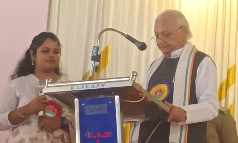 ഗ​വ​ർ​ണ​ർ ആ​രി​ഫ് മു​ഹ​മ്മ​ദ് ഖാ​ന്‍റെ പ്ര​സം​ഗം പ​രി​ഭാ​ഷ​പ്പെ​ടു​ത്തു​ന്ന ഹ​രി​ത